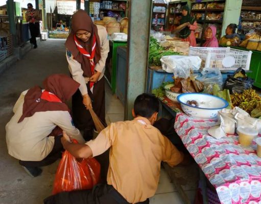 Giat Bakti Bersih Negeri Pramuka SMA Negeri 1 Widodaren di Area Pasar dan Terminal Gendingan